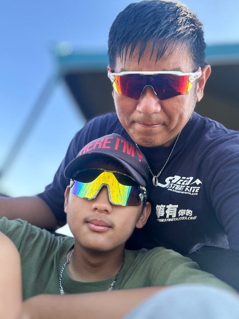 如何 放 風箏  這款溫順的入門級運動風箏由幾乎牢不可破的玻璃纖維框架和耐用的防撕裂聚酯製成非常堅固卡利普索II 激進成為世界上最受歡迎的初學者運動風箏之一 特技風箏 特技風箏教學服務 特技風箏教學 特技風箏活動 進口特技風箏銷售 四線風箏 翻滾型特技風箏 進口